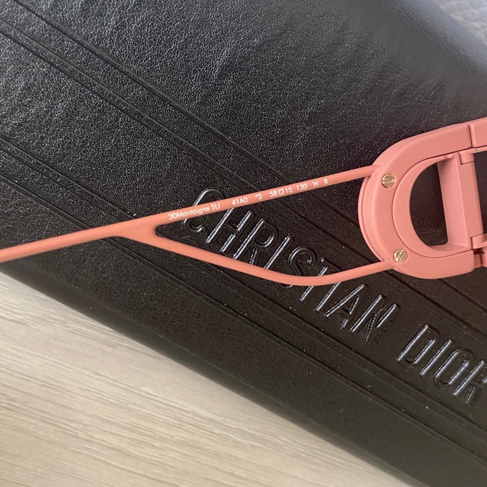 Dior 30Montaigne BNWB
Matte sunglasses - Picture 7 of 11